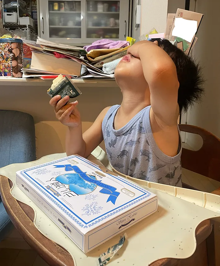 初めて『白い恋人』を食べた4歳息子の画像（提供：@r453374510さん）