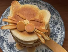 猫を象った立体的なパンケーキアートの写真