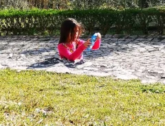 石畳の道で、上半身だけが見えている女の子の写真