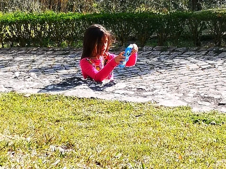 石畳の道で、上半身だけが見えている女の子の写真