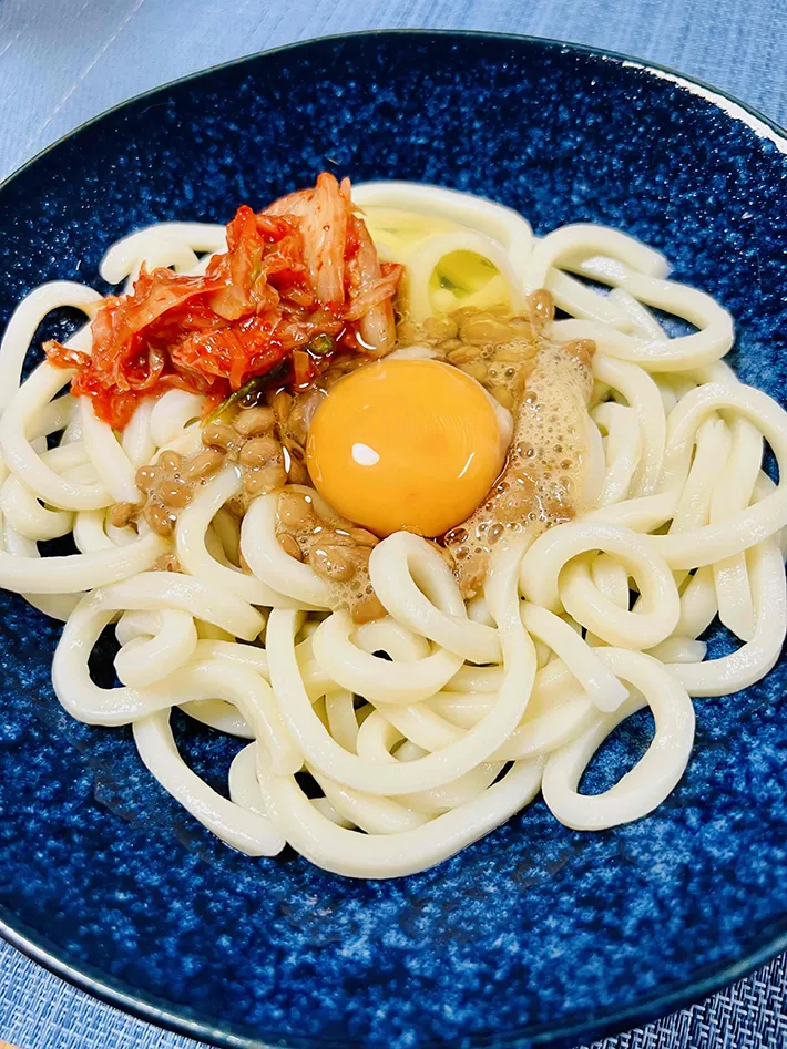納豆卵キムチうどんの写真（撮影：ハルマキ）