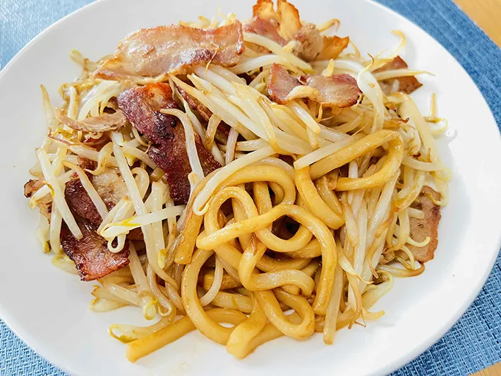 もやし焼きうどんの写真（撮影：ハルマキ）