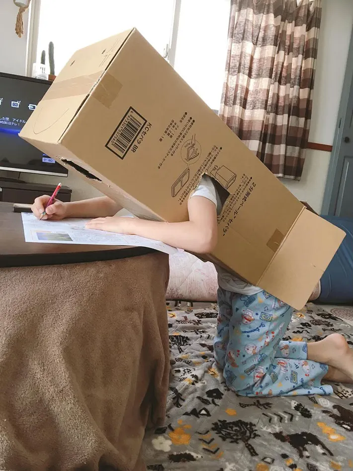 箱に入る息子の写真