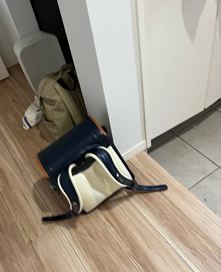玄関に残されたランドセルの画像