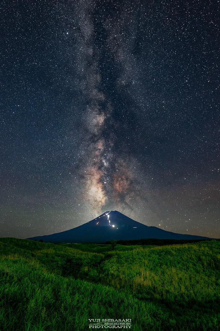 Yuji Shibasakiさんが撮影した天の川と富士山の画像
