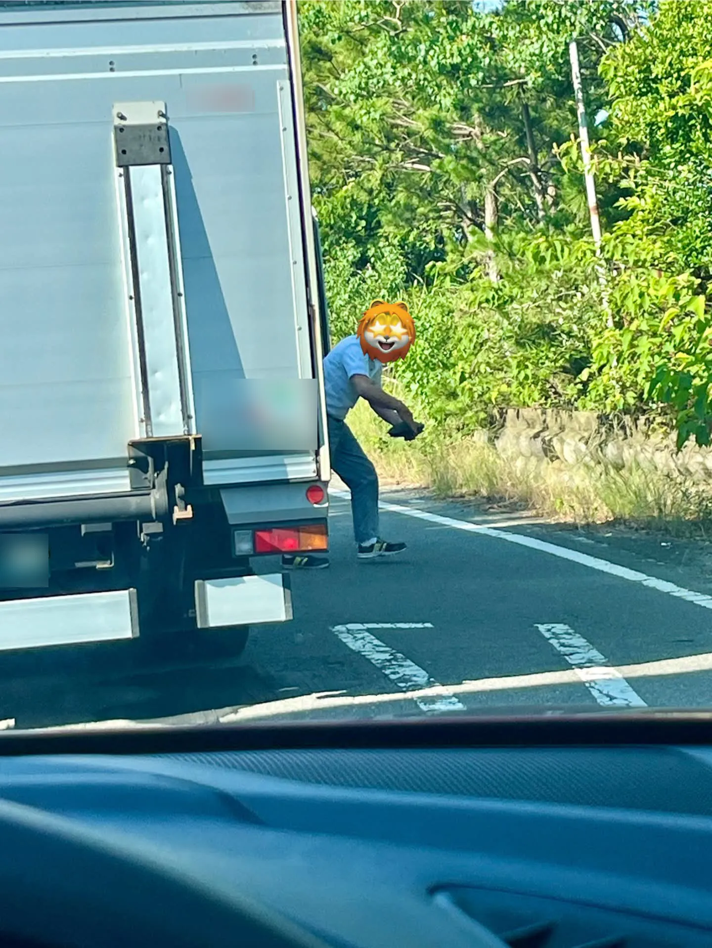 カメを手にするトラックドライバーの画像
