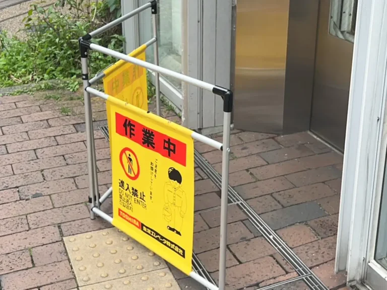 作業中のエレベーターの写真