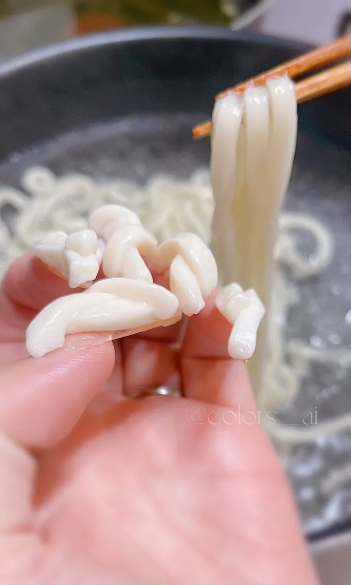 うどんネイルの写真（バックがうどん）