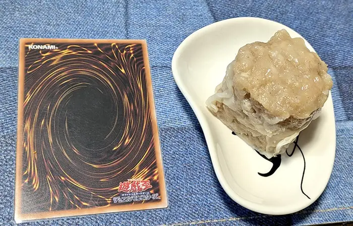 551蓬莱のシュウマイと遊戯王カードの比較の写真