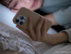 スマホ触るイメージ写真