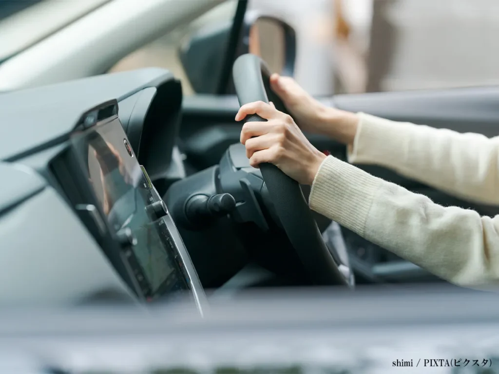 車を運転する女性の画像