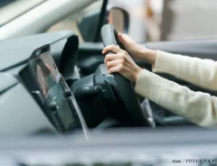 車を運転する女性の画像