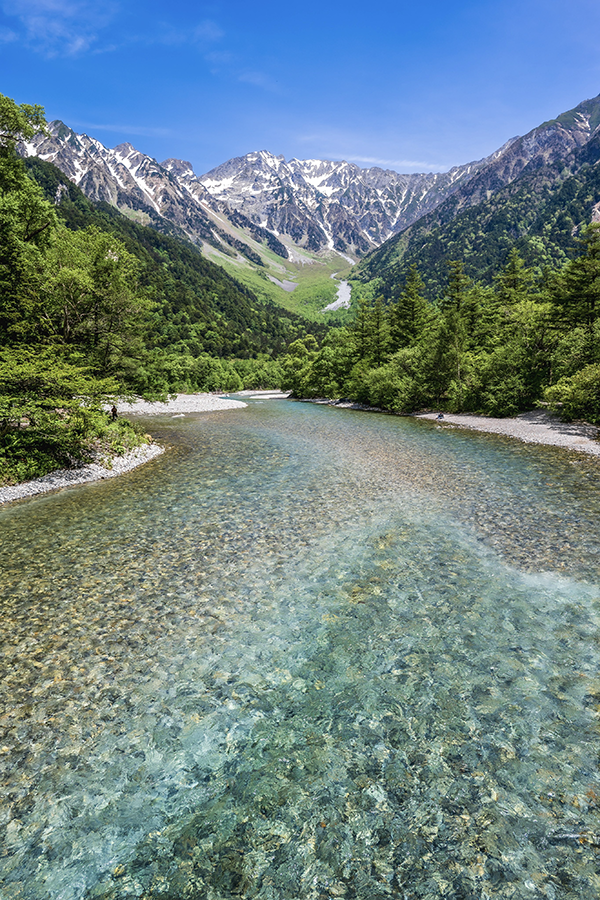 透き通った川の流れの写真