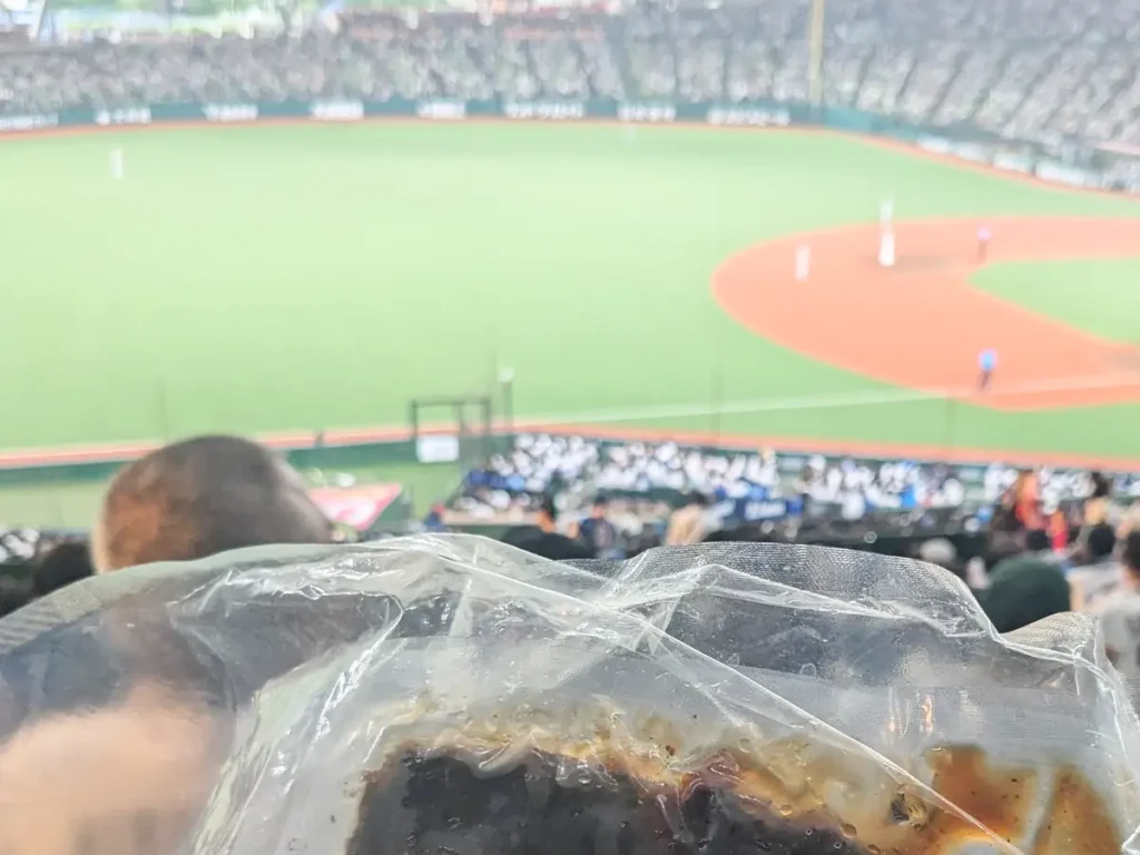 球場で冷凍ウナギを持つ写真