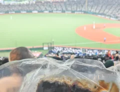 球場で冷凍ウナギを持つ写真