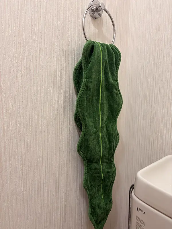 トイレにかけられた昆布タオルの写真