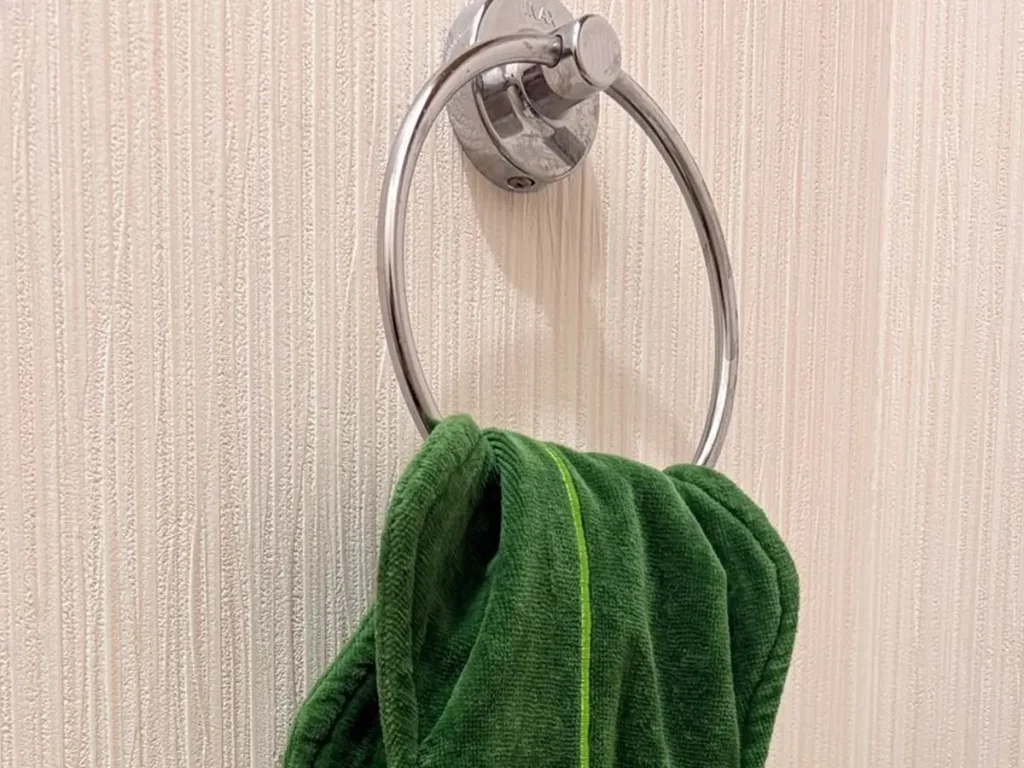 トイレにかけられた昆布タオルの写真
