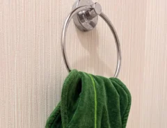 トイレにかけられた昆布タオルの写真