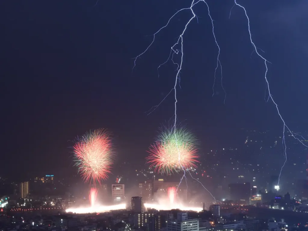 打ち上げ花火と雷の写真