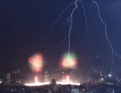 打ち上げ花火と雷の写真