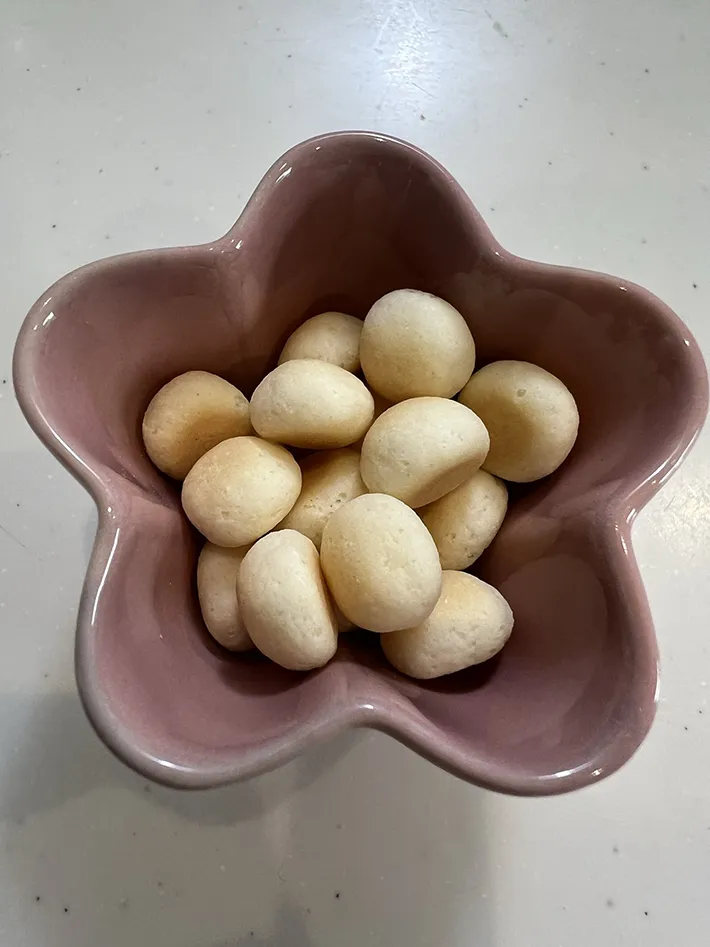 花の豆皿に入ったたまごボーロの写真