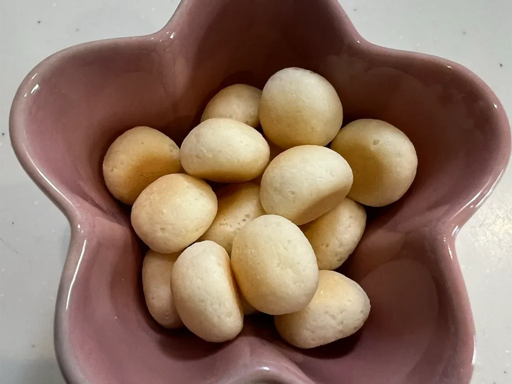 花の豆皿に入ったたまごボーロの写真