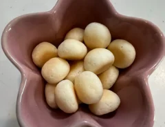 花の豆皿に入ったたまごボーロの写真