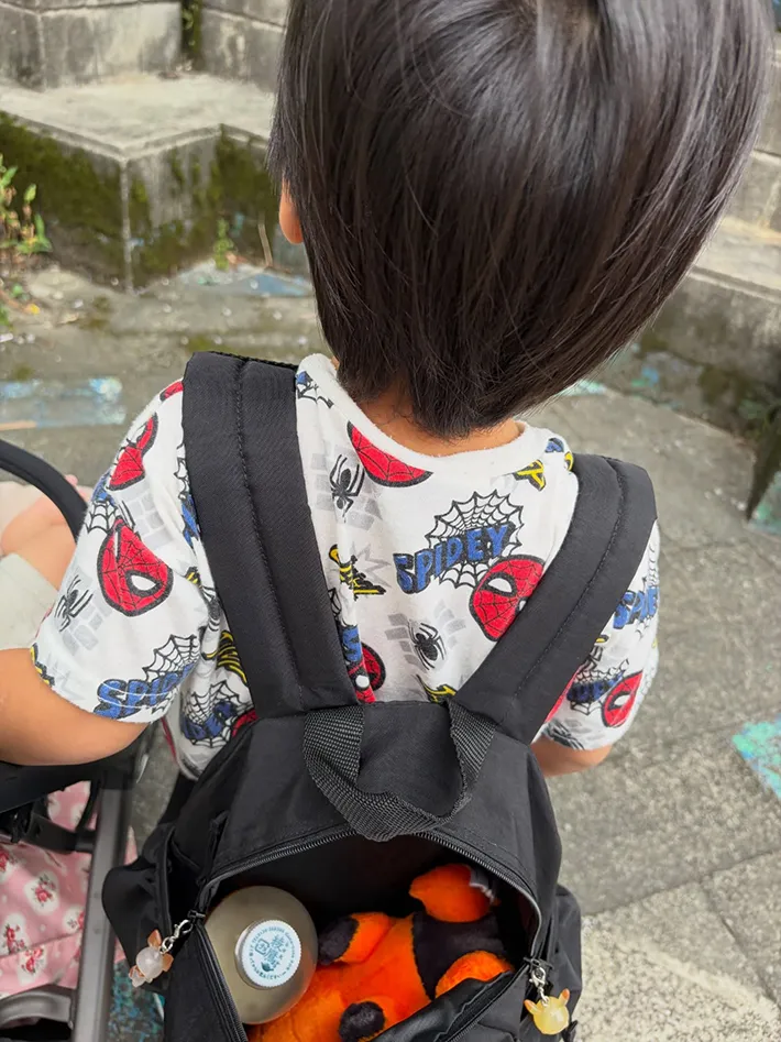 子供のリュックにお茶が入っている画像