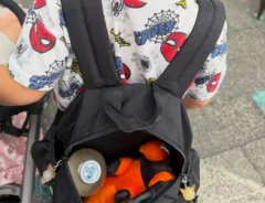 子供のリュックにお茶が入っている画像