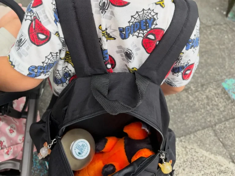 子供のリュックにお茶が入っている画像