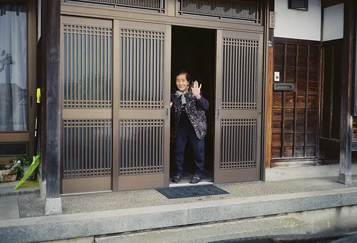 孫たちを見送る祖母の写真