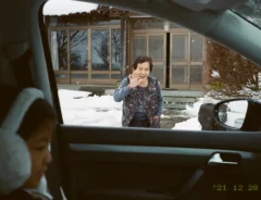 孫たちを見送る祖母の写真