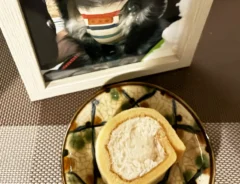 チワワの遺影とお供え物のケーキの写真