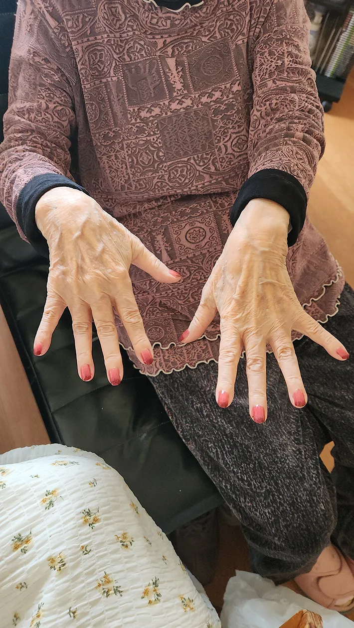 ネイルをしたおばあちゃんの写真