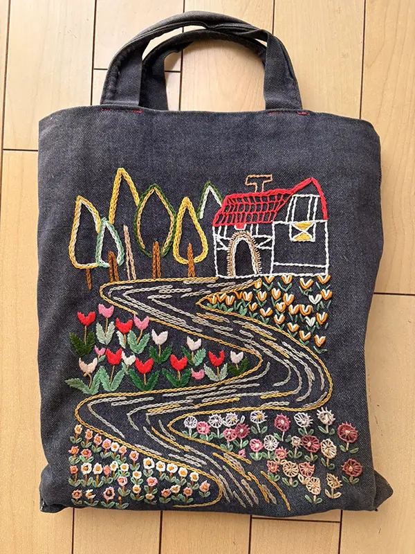 母が刺繍したかわいいトートバッグの写真