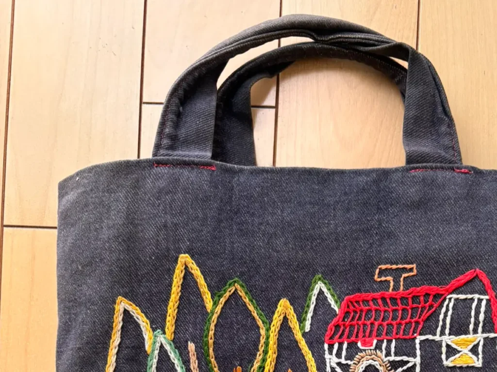 母が刺繍したかわいいトートバッグの写真