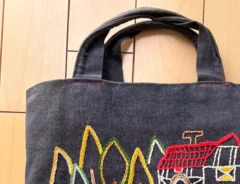 母が刺繍したかわいいトートバッグの写真