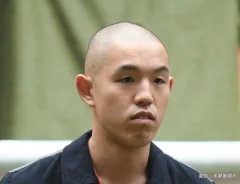 お笑いトリオ『四千頭身』メンバーである都築拓紀の画像