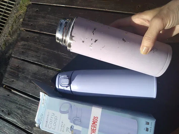 塗装が剥がれた水筒と新品の水筒が並んでいる画像