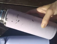 塗装が剥がれた水筒と新品の水筒が並んでいる画像