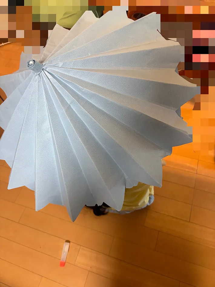 紙で作った傘の写真