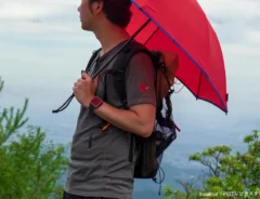 傘を差す登山者のイメージ画像
