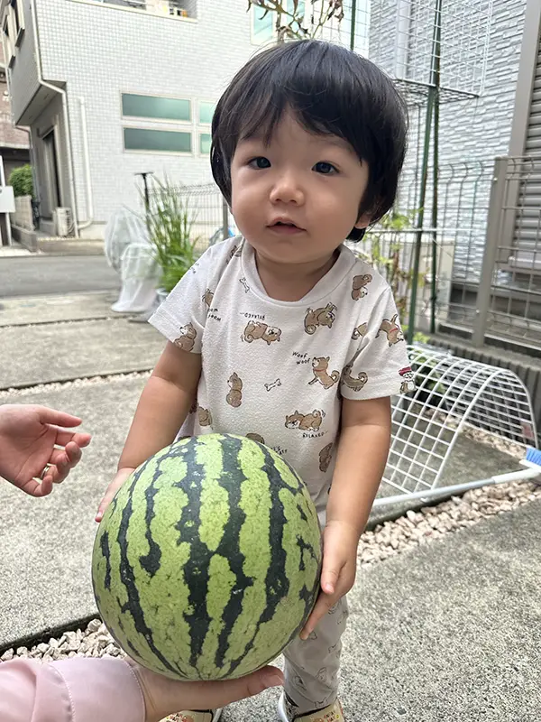 スイカを持つ子供の写真