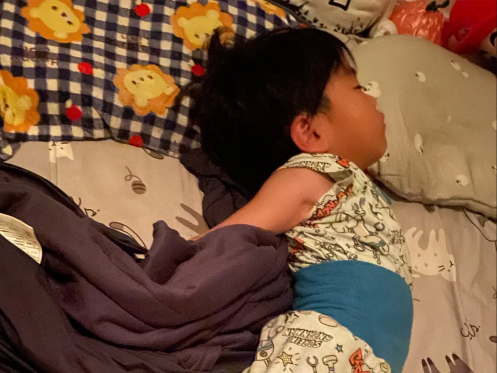 4歳児の寝姿を写した画像