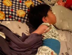 4歳児の寝姿を写した画像