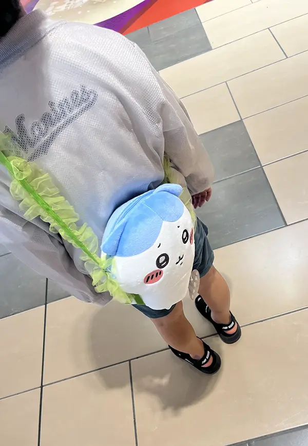 ちいかわのぬいぐるみを持つ子供の写真