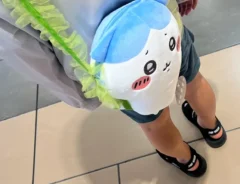 ちいかわのぬいぐるみを持つ子供の写真