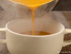 鍋からスープを注ぐ画像