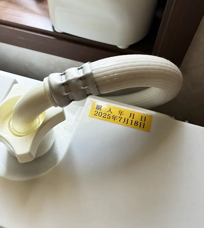 テプラが貼られた家電の写真