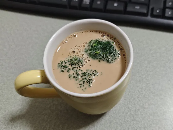 飲み物とブロッコリーが入ったマグカップの写真
